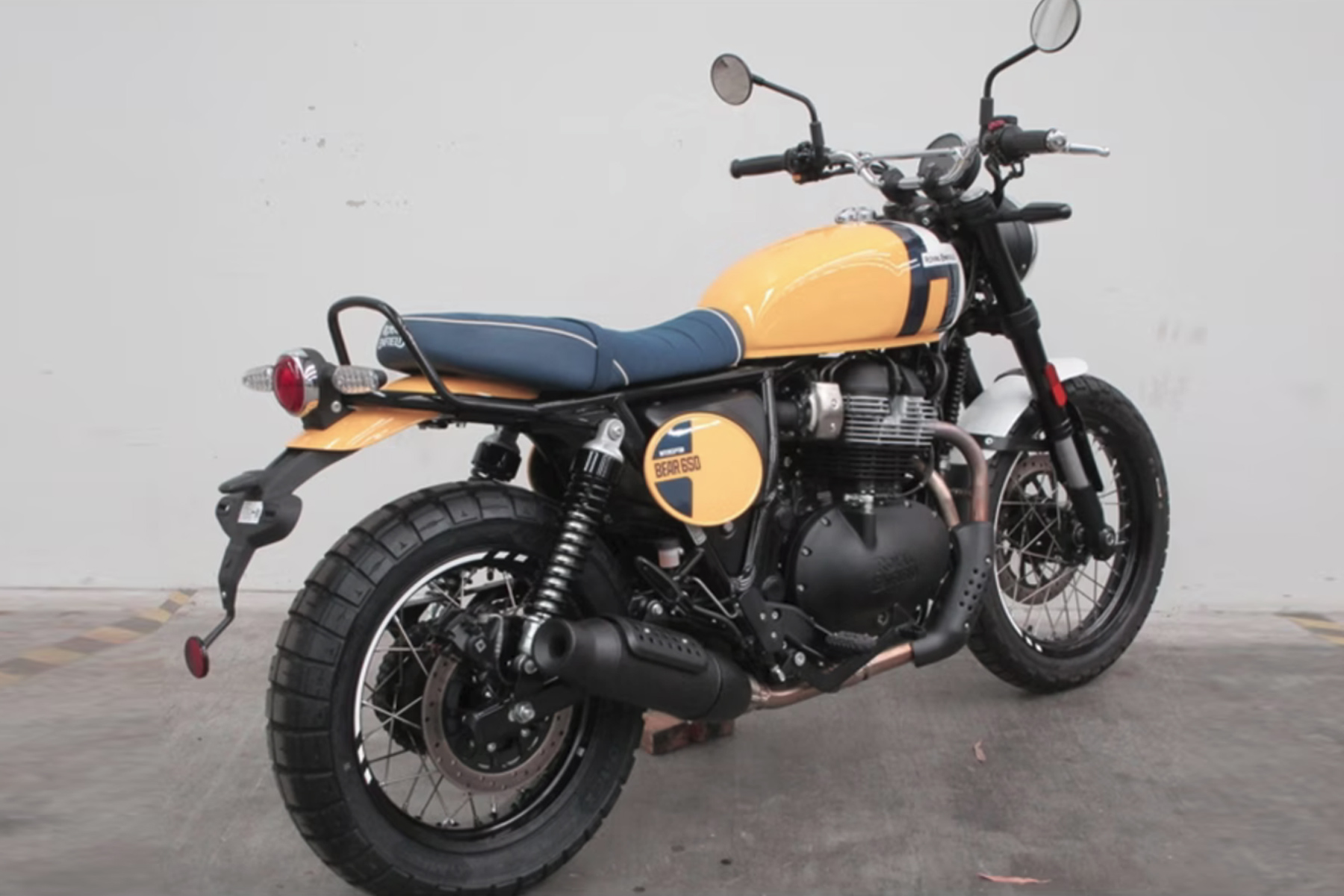 Royal_Enfield_Interceptor_Bear_650_02.jpg
